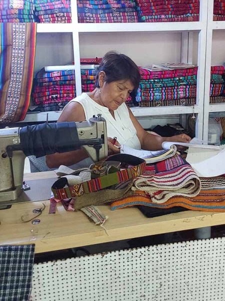 Mode-ethique-LAMAMITA-Un-atelier-artisanal-au-Perou