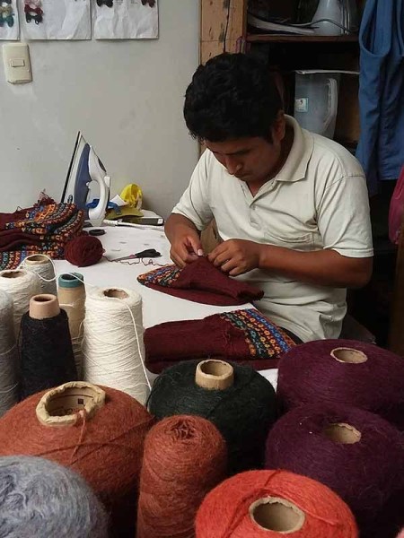 Artisan-au-Perou-mode-ethique-a-partir-de-laine-dalpaga