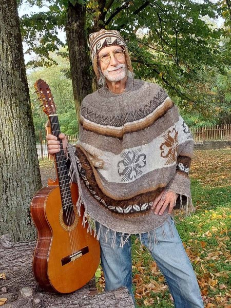 Mode-durable-et-photographie-naturelle-poncho-et-guitare