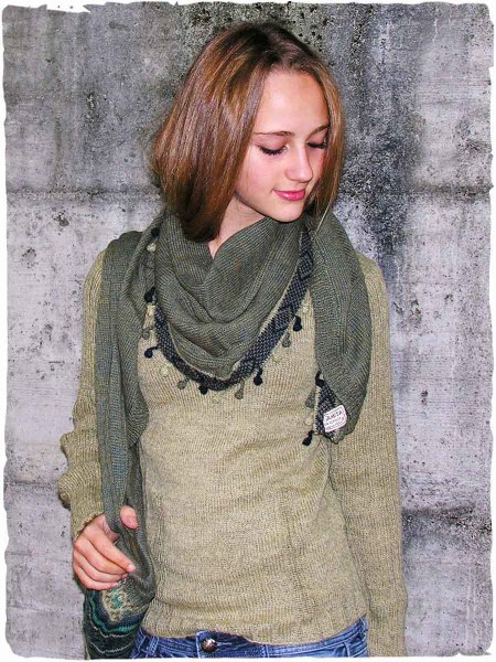 Tenue-de-bureau-et-echarpe-triangle-femme