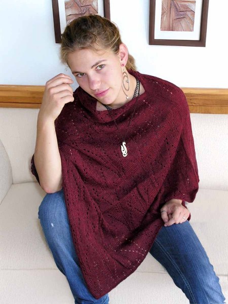 Poncho-femme-en-alpaga-rouge-Samba
