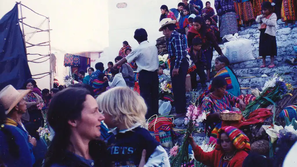 Église de Chichicastenango au Guatemala Fête traditionnelle au Guatemala, les Indiens vendent des fleurs sur les marches de l'église de Chichicastenago