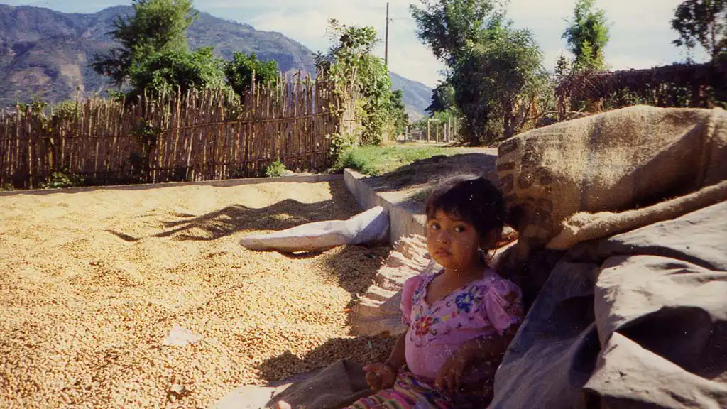 Voyage au Guatemala Petite fille guatémaltèque assise près du lac Panajachel