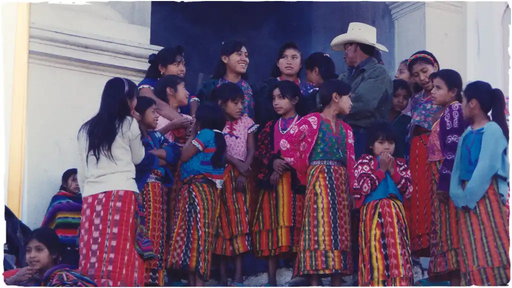Voyager, peuple du Guatemala Guatemala, femmes et filles vêtues de vêtements typiques sur les marches de l'église de Chichicastenango