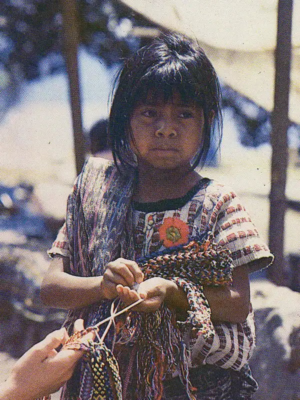 tissus brodés Petite fille guatémaltèque avec des vêtements typiques