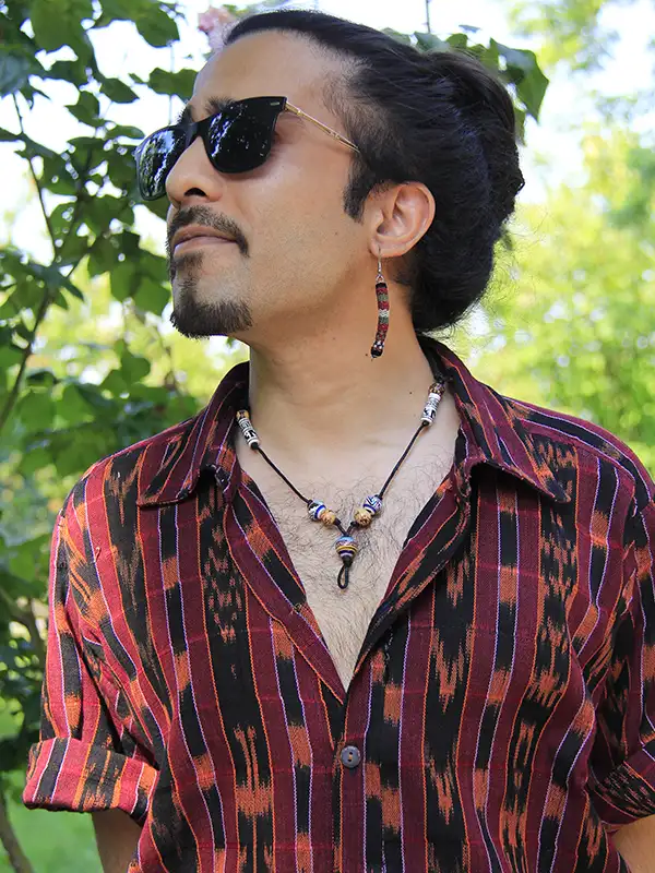 chemise bohème homme Jeune homme avec un style bohème