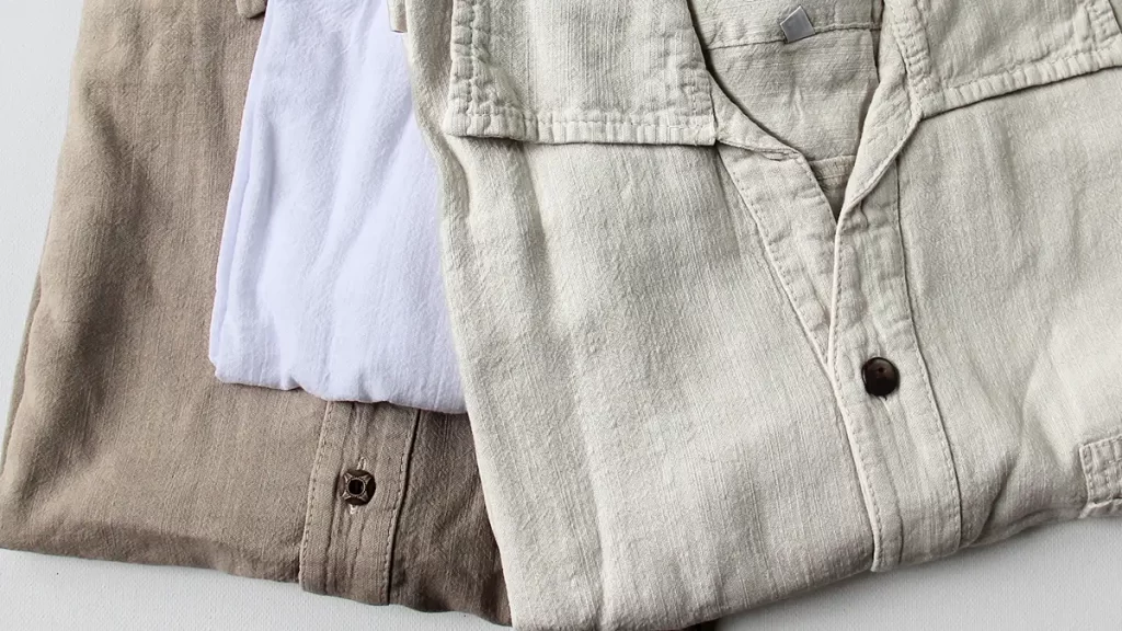 Chemises boho pour hommes Chemises boho pour hommes de couleur unie exposées sur une étagère