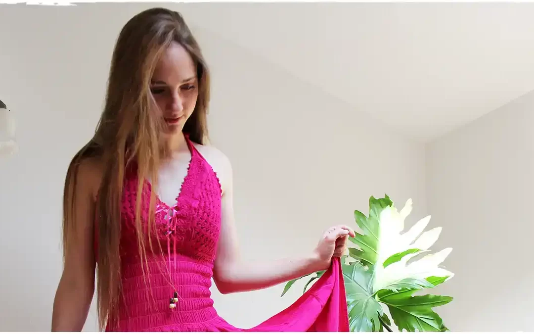 Robes bohème chic, belle fille blonde avec robe d'été rose sans manches