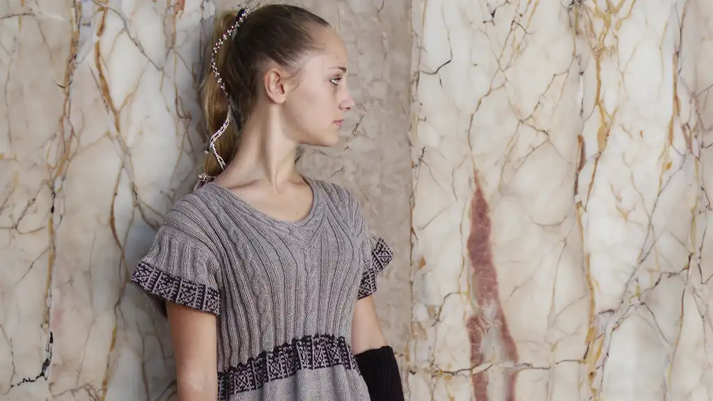 Robes bohème d'hiver : belle fille blonde dans une magnifique robe à manches mi-longues en laine d'alpaga