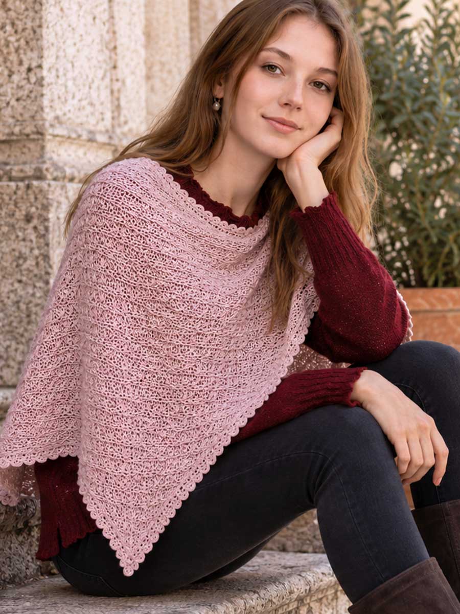 Femme portant un poncho léger vieux rose sur un pull bordeaux